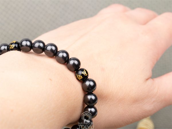 feng shui bracelet on wrist with shungite beads